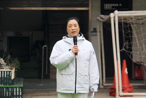 3郑州第七初级中学东校区副书记宋琪宣读表彰学生名单