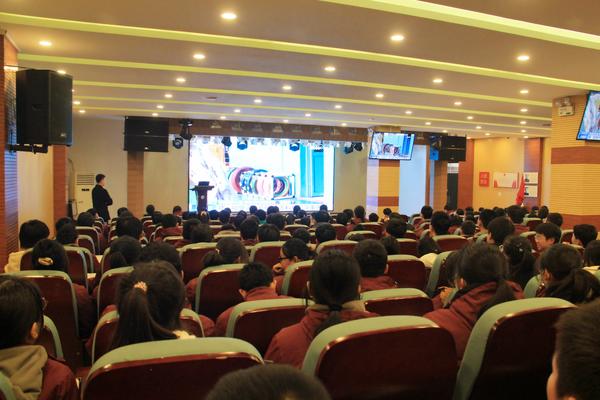 11.九年级在学校报告厅第二会场参加散学典礼暨法治安全教育