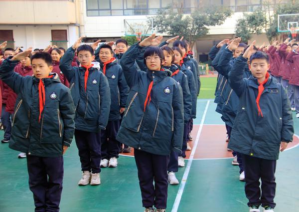 4国旗下敬礼