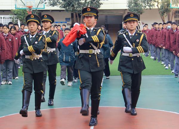 2校国旗班与行梦飞一班学生代表执行升旗仪式