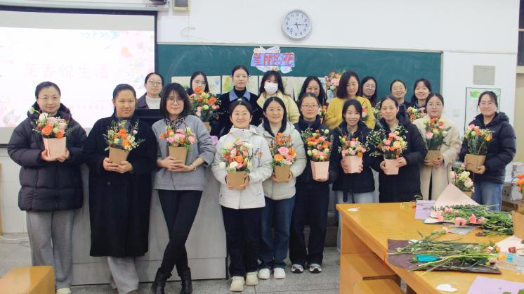 郑州七初东校区举办“三八”节艺术插花活动