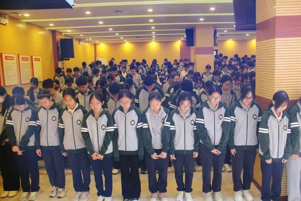 全体同学默哀 全体同学默哀