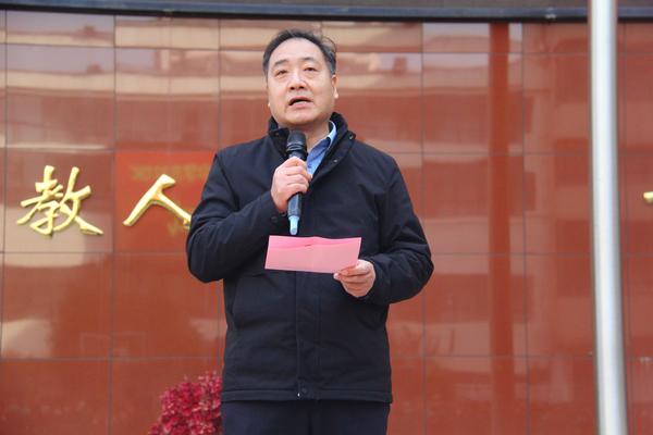 王校长宣读健康副校长聘任文件 王校长宣读健康副校长聘任文件