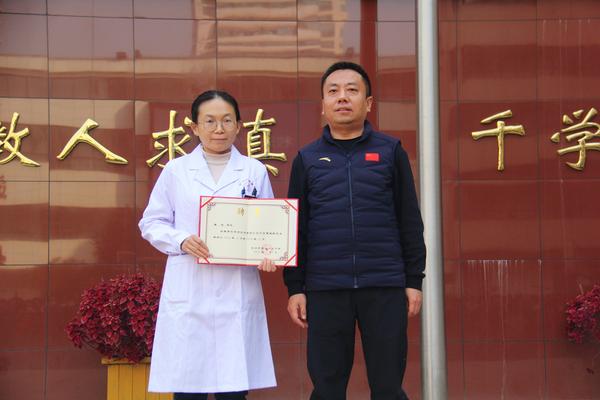 楚书记为健康副校长颁发聘书 楚书记为健康副校长颁发聘书