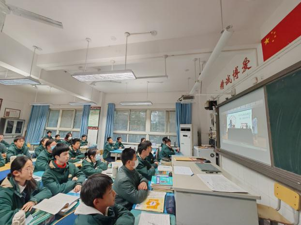 七、八年级学生在教室通过直播形式认真观看化学实验