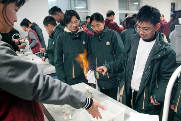 学生自主尝试化学、物理、生物实验