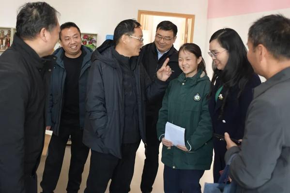 郑州七中教育集团党委书记王保军一行参观七初东校区心理咨询室