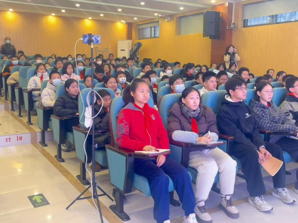 部分同学在现场聆听