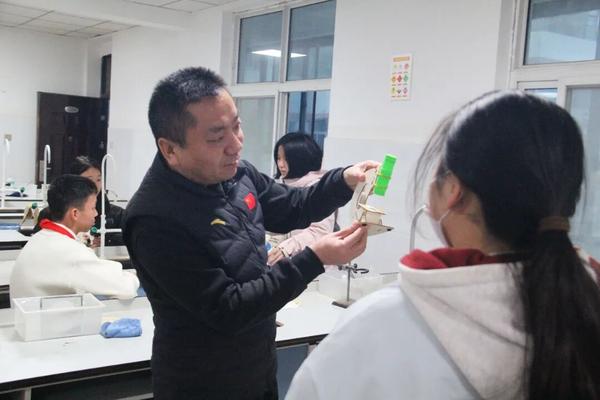 七初东校区党支部书记楚东升在现场感受激烈的竞答氛围2