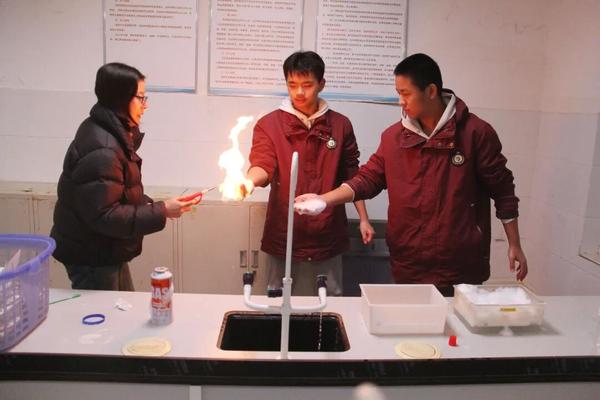 评委们在指导学生现场实验4