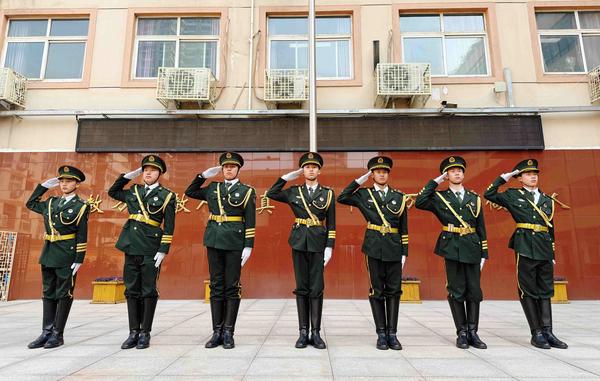 2025级国旗班进行展示 2025级国旗班进行展示