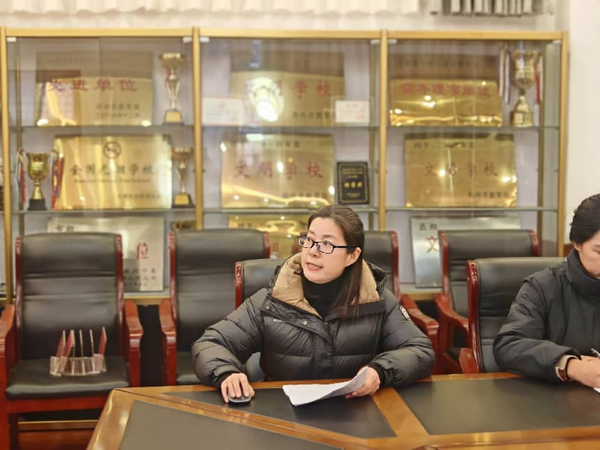 理化生组教研组长杨丽娟老师进行发言 理化生组教研组长杨丽娟老师进行发言