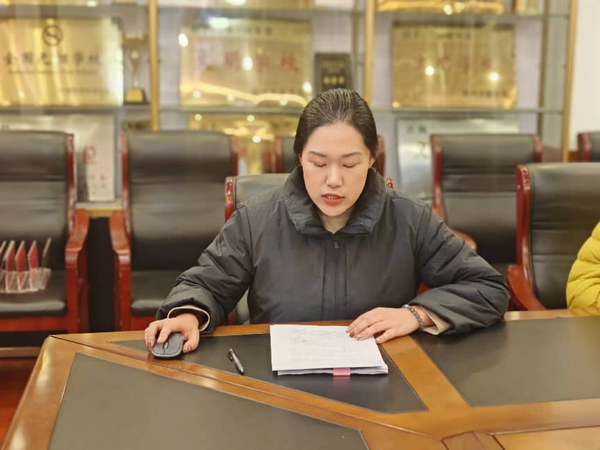 体音美组教研组长高霏老师进行发言 体音美组教研组长高霏老师进行发言