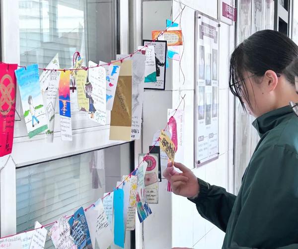 学生驻足观看(1)