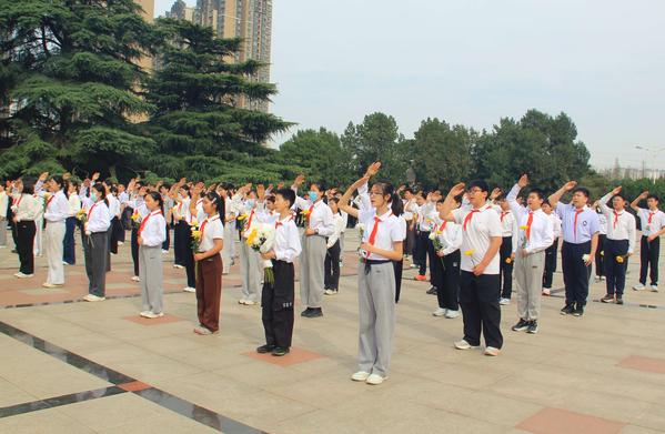 清明扫墓祭英烈 (4)