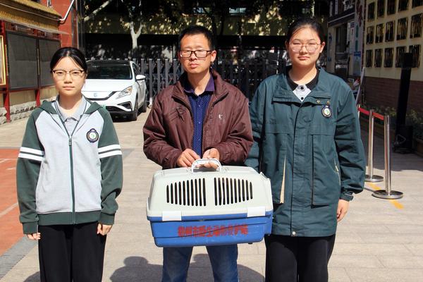 6与专业工作人员合影