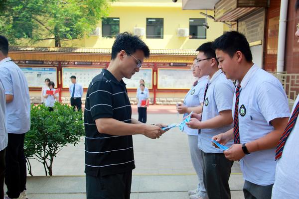 刘冰给九年级颁发校园之星