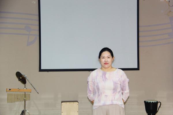 本期活动主讲教师高霏老师1