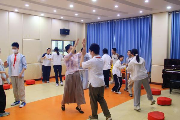 高霏老师带领学生感受音乐的律动2
