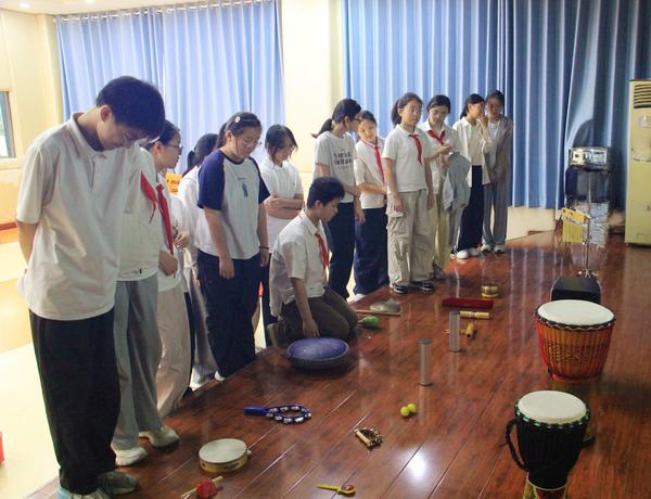 学生挑选乐器6
