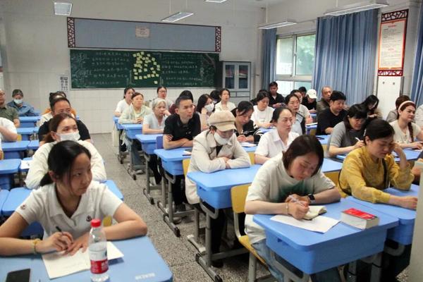 家长认真记录会议内容&nbsp;