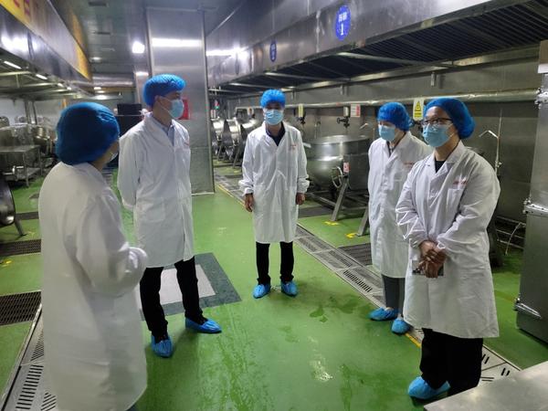 徐校长带队实地检查配餐公司开餐前准备工作