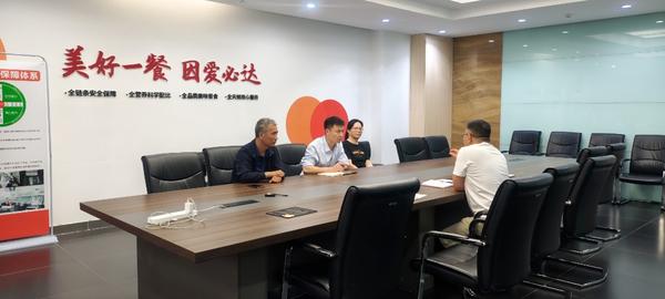 检查组与配餐公司负责人就师生满意度、配送、应急保障等方面进行沟通