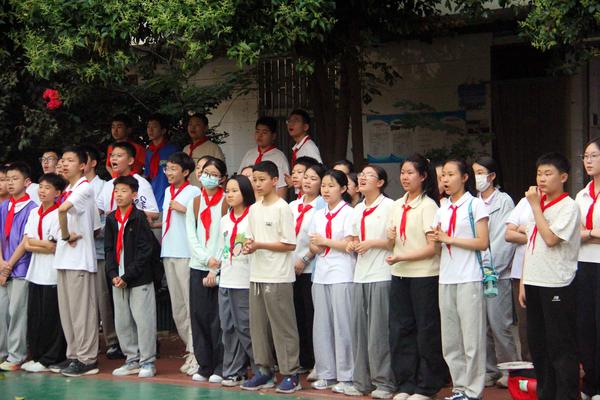 学生有序围观比赛