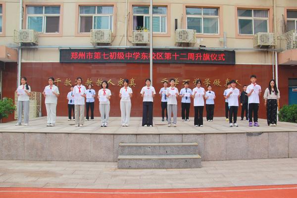 七八年级管委会老师颁发突出进步生 七八年级管委会老师颁发突出进步生