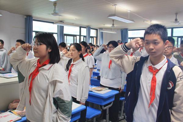 学生进行室内升旗仪式
