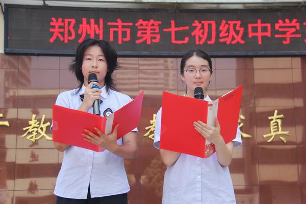 侯梦哲、王思米同学做国旗下演讲