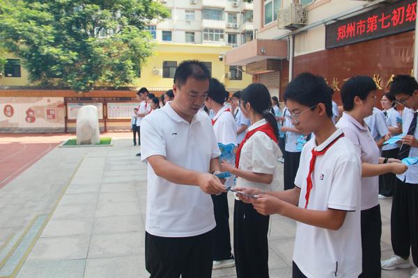 耿主任给七年级颁发校园之星