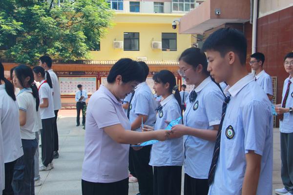 程琳给八年级颁发校园之星