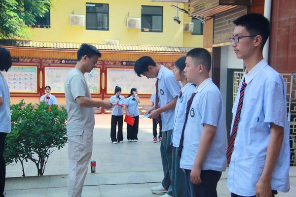 刘冰给九年级颁发校园之星