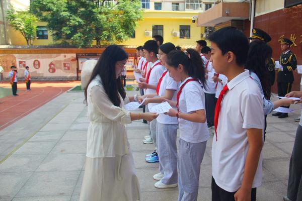 七年级教师为获奖学子亲手颁发荣誉证书1