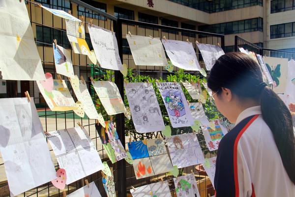 学生仔细观看心理漫画1 学生仔细观看心理漫画1