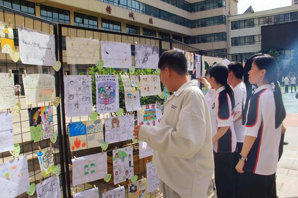 学生仔细观看心理漫画2 学生仔细观看心理漫画2