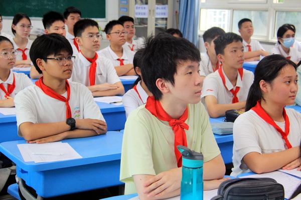 学生认真观看安全教育视频 学生认真观看安全教育视频
