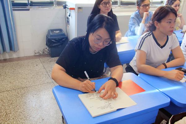 家长认真听讲并记录2 家长认真听讲并记录2